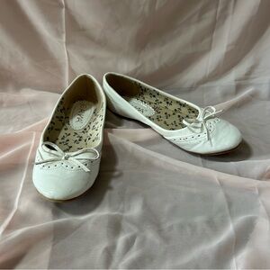Anna White on White Patent Leather Look Wing Tip Front Flats with Tie Bow Size 7
